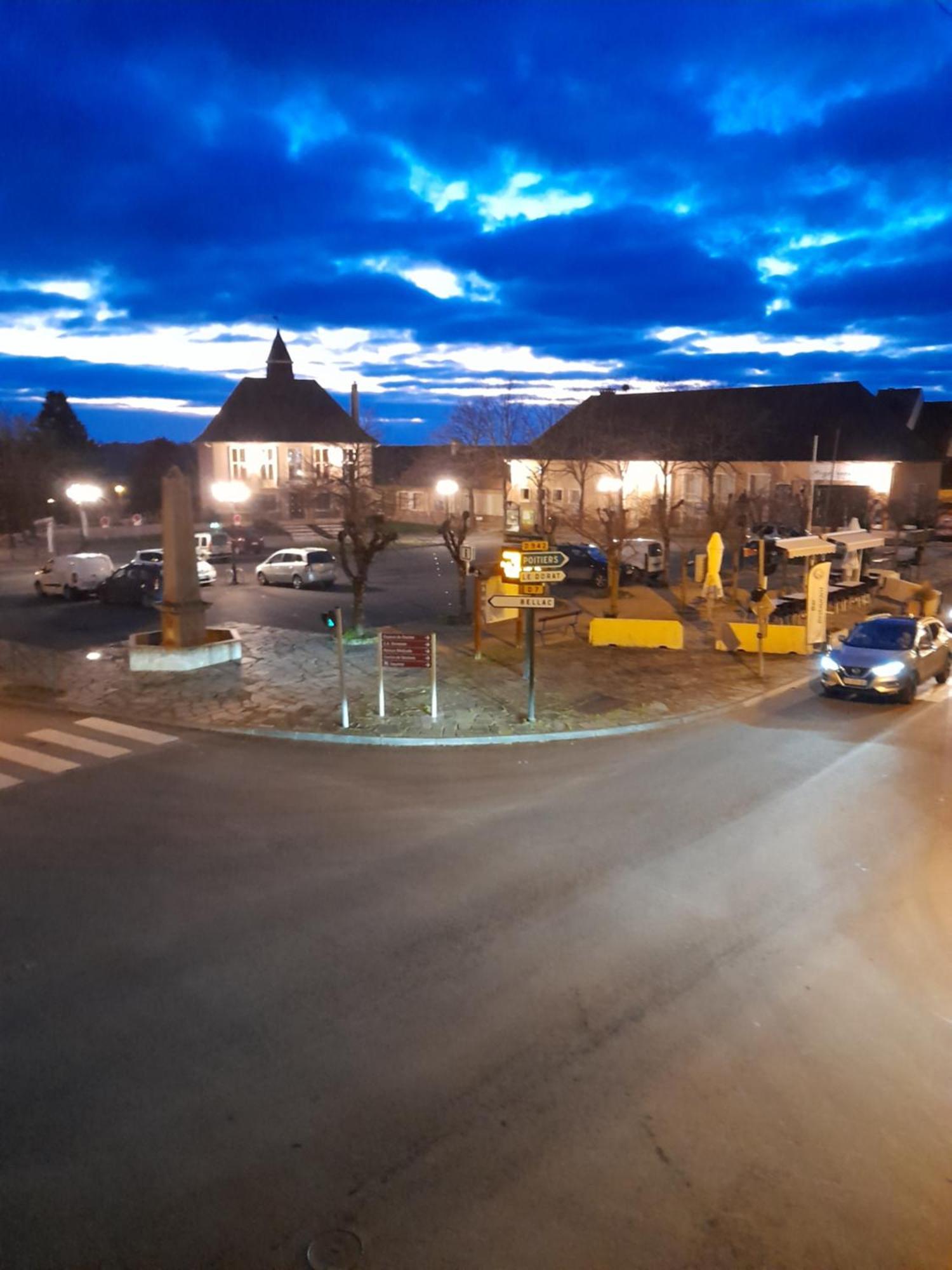 Maison En Ville Avec Terrasse Ensoleillee Et Wi-Fi Magnac-Laval Bagian luar foto